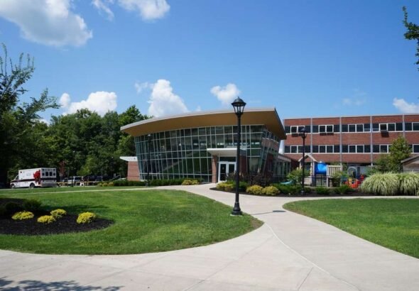 lawn-building-city-home-downtown-suburb-1140242-pxhere.com